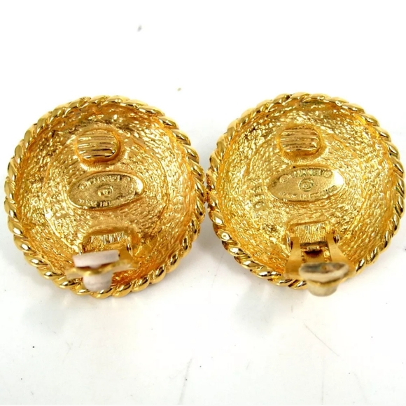 AUTHENTIC CHANEL2329  PEARL ROUND VINTAGE EARRING - Picture 4 of 8